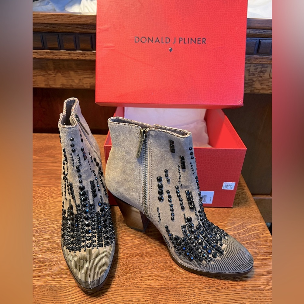 Donald J Pliner booties. Brand new in box never worn.Sand and blk, sz 7M